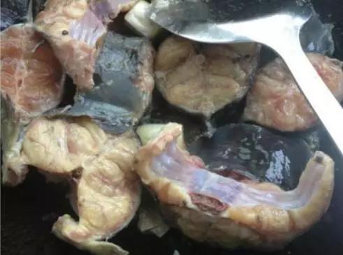 大蒜烧鲶鱼的家庭做法大全,大蒜烧鲶鱼怎么做好吃四川