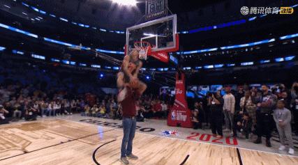 戈登扣篮大赛韦德全场嘘声,韦德给戈登打9分的扣篮视频