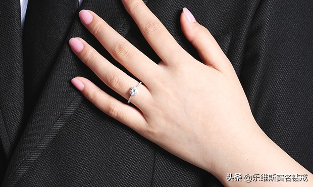 情侣戒指戴在各个手指的意思,情侣应该把戒指戴在哪个手指上