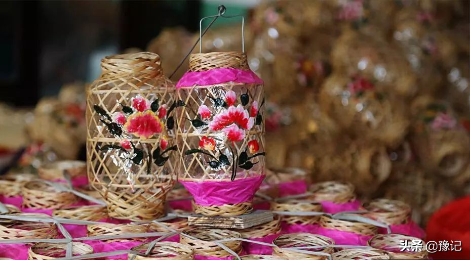 被骗灯笼下有蝎子，随着一声“轰”火，元宵也随之阑珊了