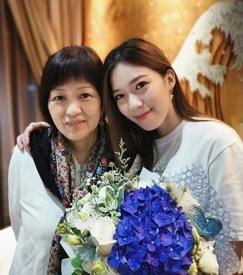 黄日华上天天向上谈女儿黄芷晴,黄日华生日与亡妻遗照合影