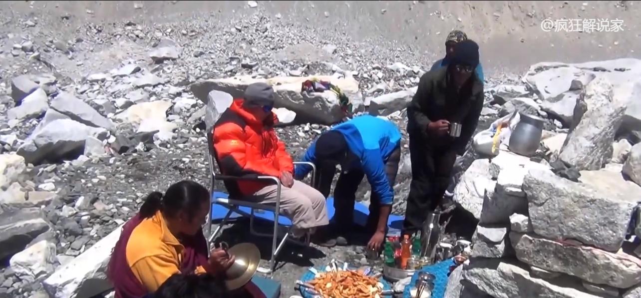 挑战不可能六旬老人家假肢攀岩,无腿老人攀登珠穆朗玛峰完整视频