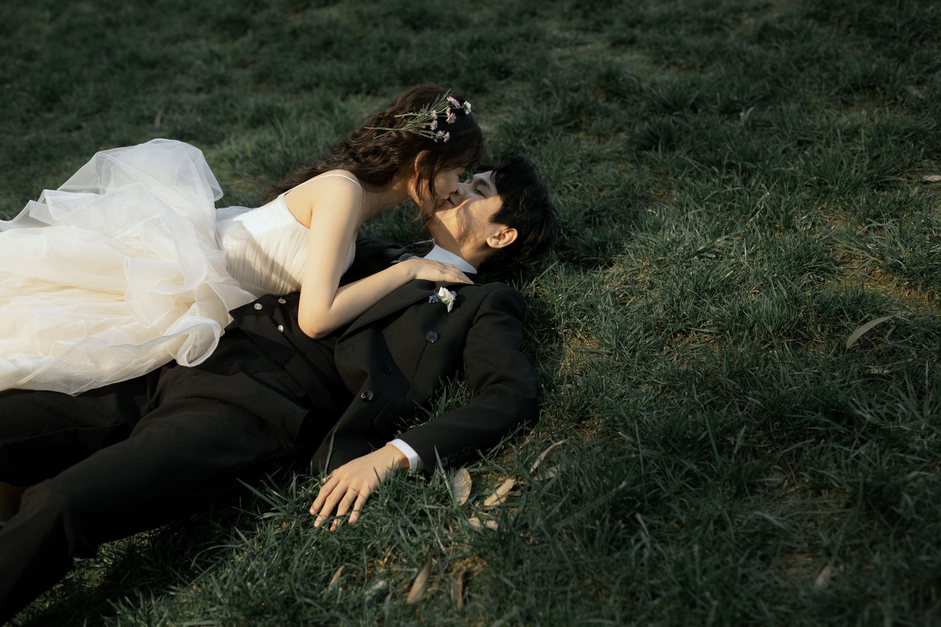 婚纱照森系唯美浪漫风格推荐,森系绿色礼服婚纱照风格图片