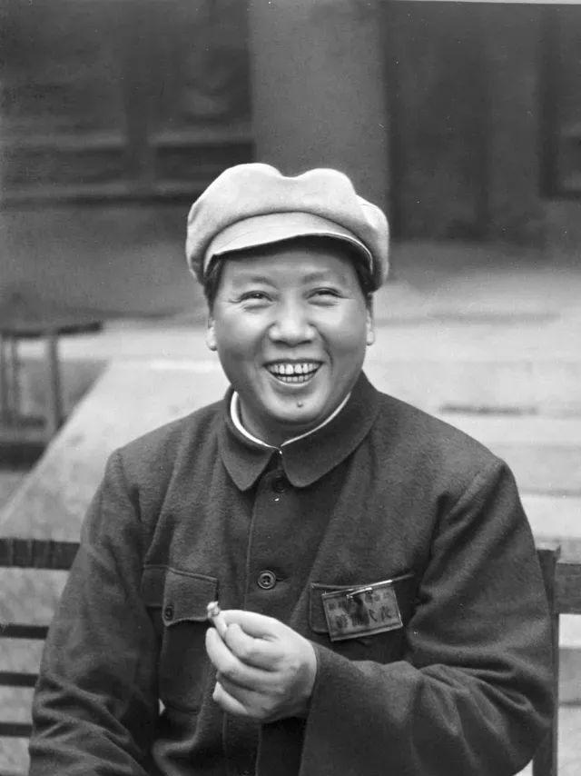 接见朋友时，毛主席的烟盒仅剩1支烟，随后主席的1个举动令人暖心