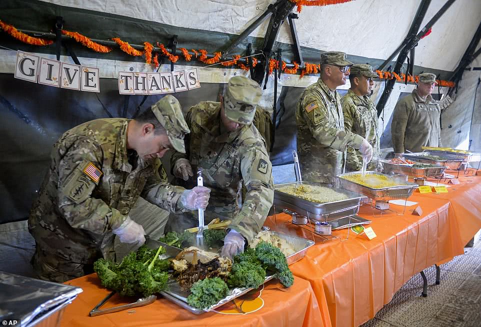 美军感恩节丰盛的火鸡晚餐,美国军队感恩节火鸡大餐