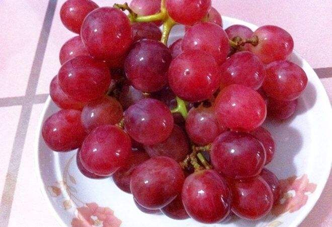 葡萄外皮上有一层白霜可以吃吗,葡萄和提子上面有农药残留吗