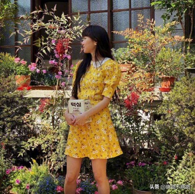 碎花裙如何穿得惊艳好看,今夏不正经的碎花裙穿搭真迷人