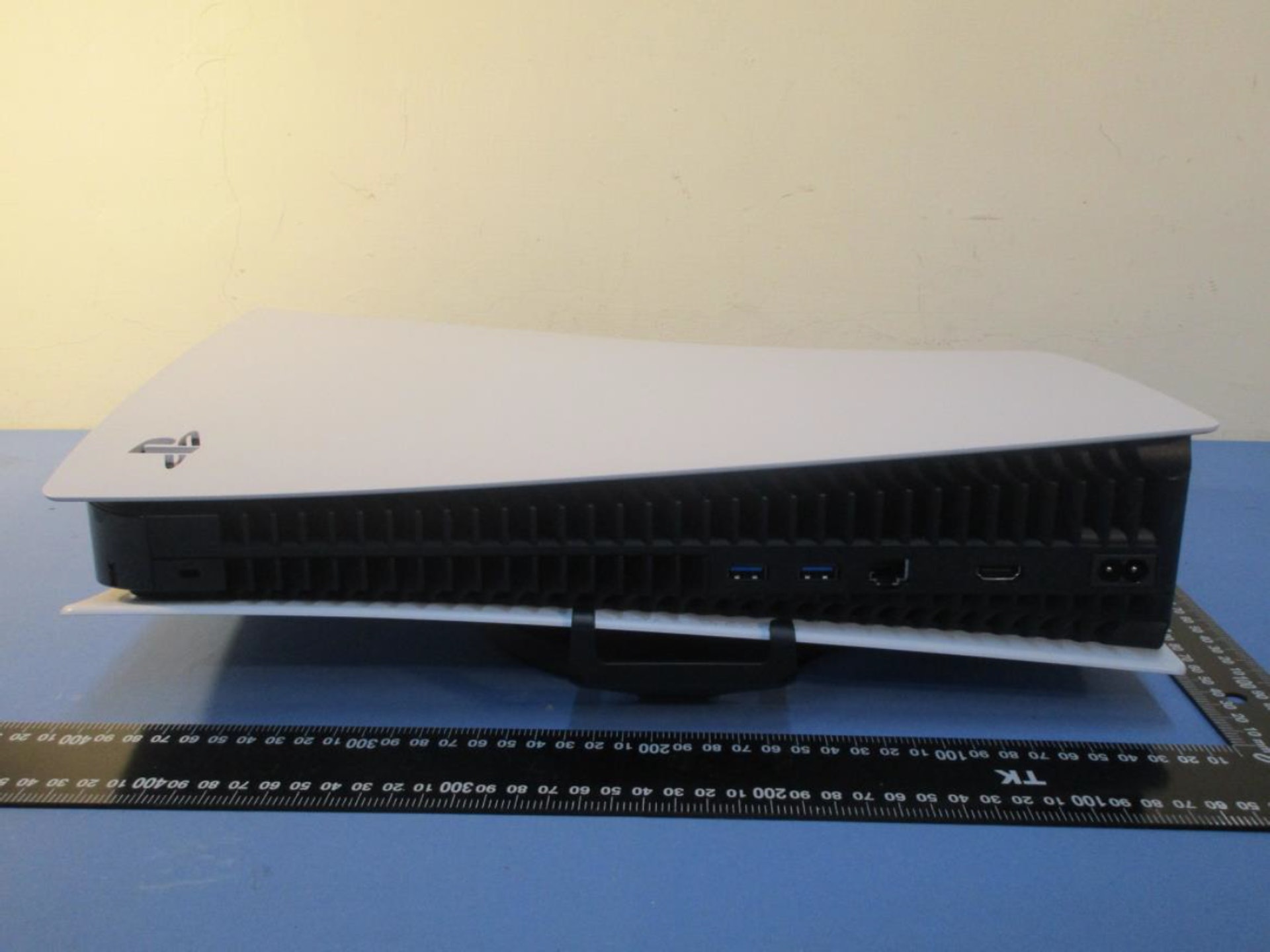 这次还要换电视柜？网友自制御三家主机摆放图，PS5超高超宽