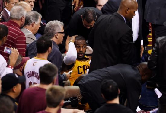 奥尼尔魔术扣断篮架,奥尼尔入篮后篮球架塌下来视频