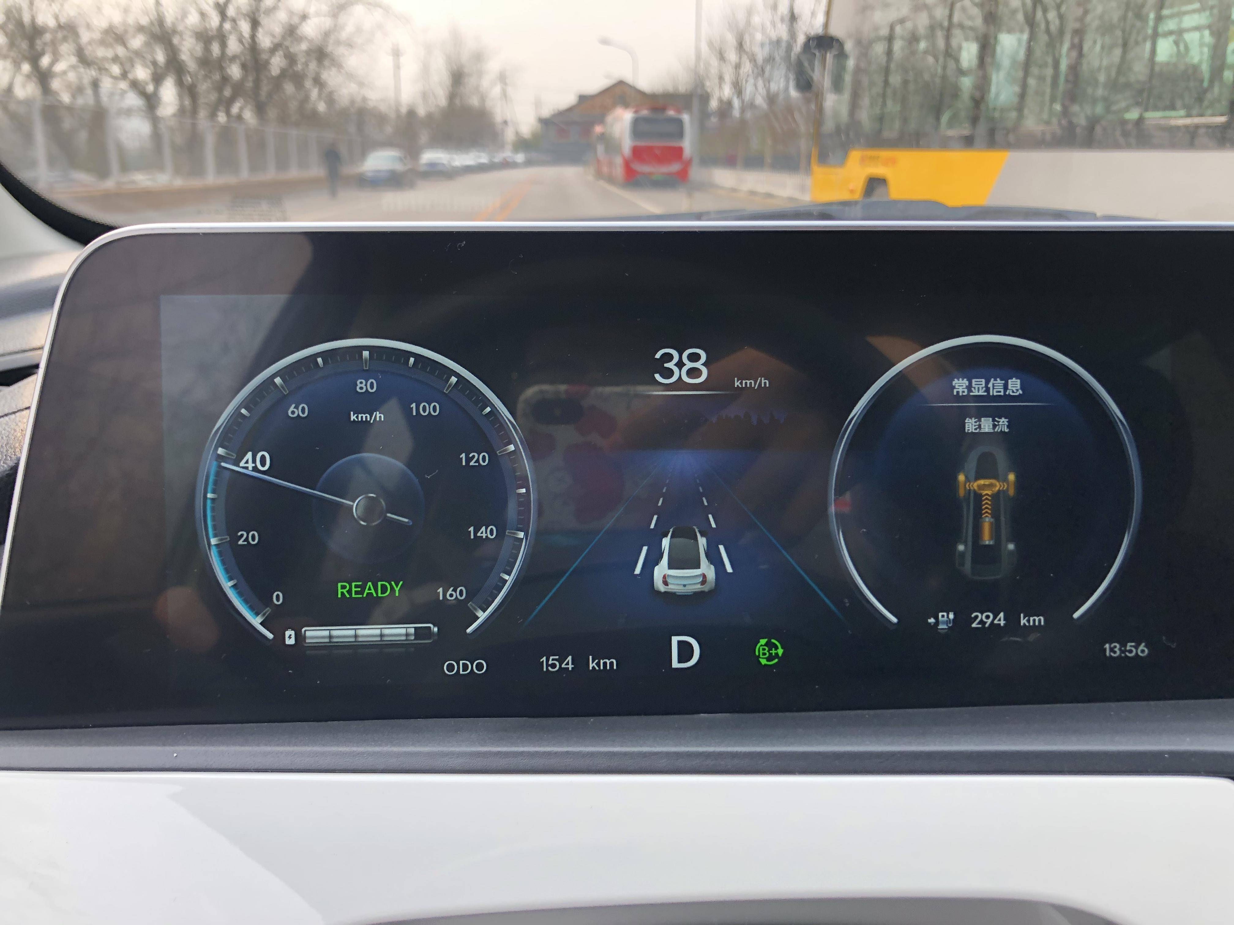 后备箱只放一只鞋,后备箱球鞋