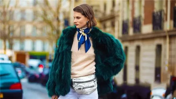 短丝巾搭配衬衫及职业装系法大全,女士黑色衬衣职业装配什么丝巾