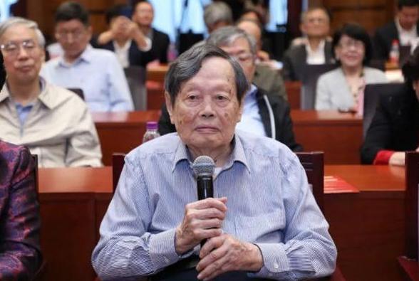 英国公认的天才是牛顿吗,牛顿和爱因斯坦谁是真正的天才