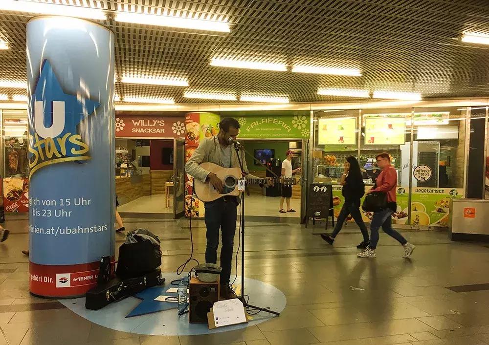 公共停车位被电动车霸占违不违法,电动车占用公共停车位的行为