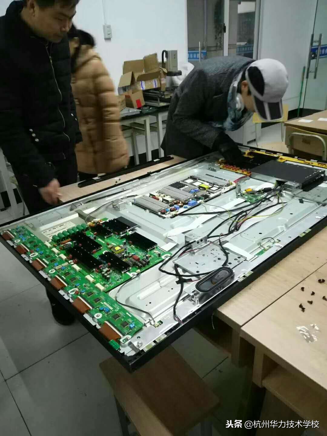 创维电视指示灯亮不开机维修视频,创维液晶电视红灯亮不开机怎么修