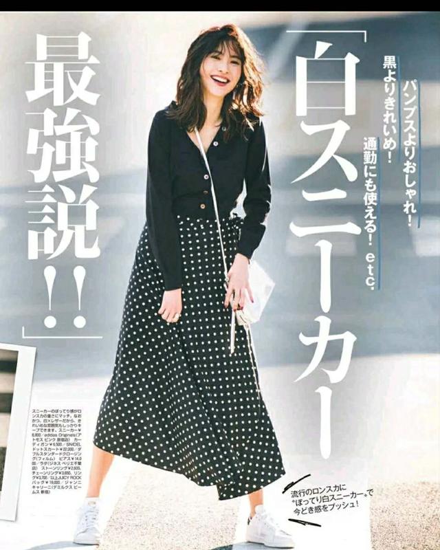 女士小白鞋的正确穿搭视频,小白鞋女如何搭配好看图