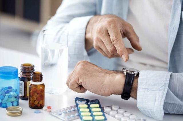 老人吃叶酸每天半片2.5毫克,53岁大妈每天吃一片叶酸