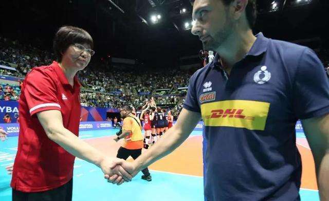 世界排坛最不服郎平的教练有三人，目前两个已被打服，一个还嘴硬