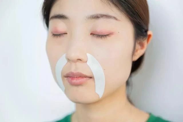 杨紫近照曝光无修图法令纹很深,杨紫面部填充法令纹