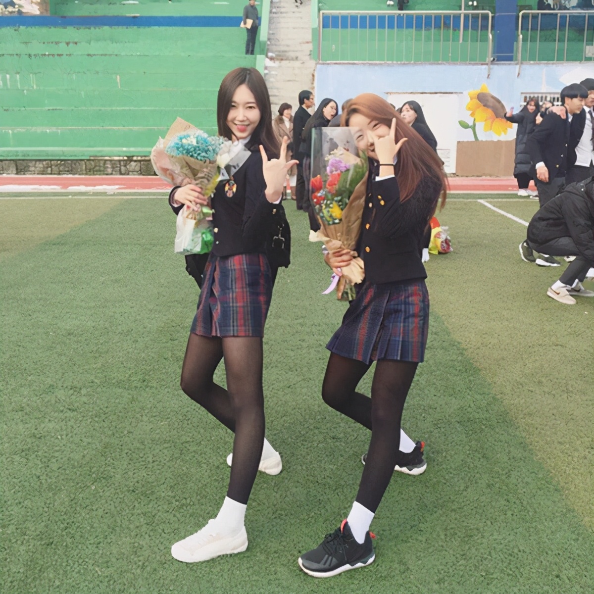 看韩国大学的校服日常,韩国学生看我们中国的校园校服