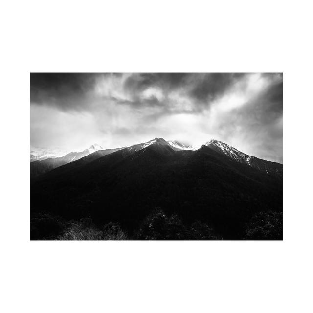 江湖上仍有雨神的传说，四撩四个姑娘还是云里雾里不见真容