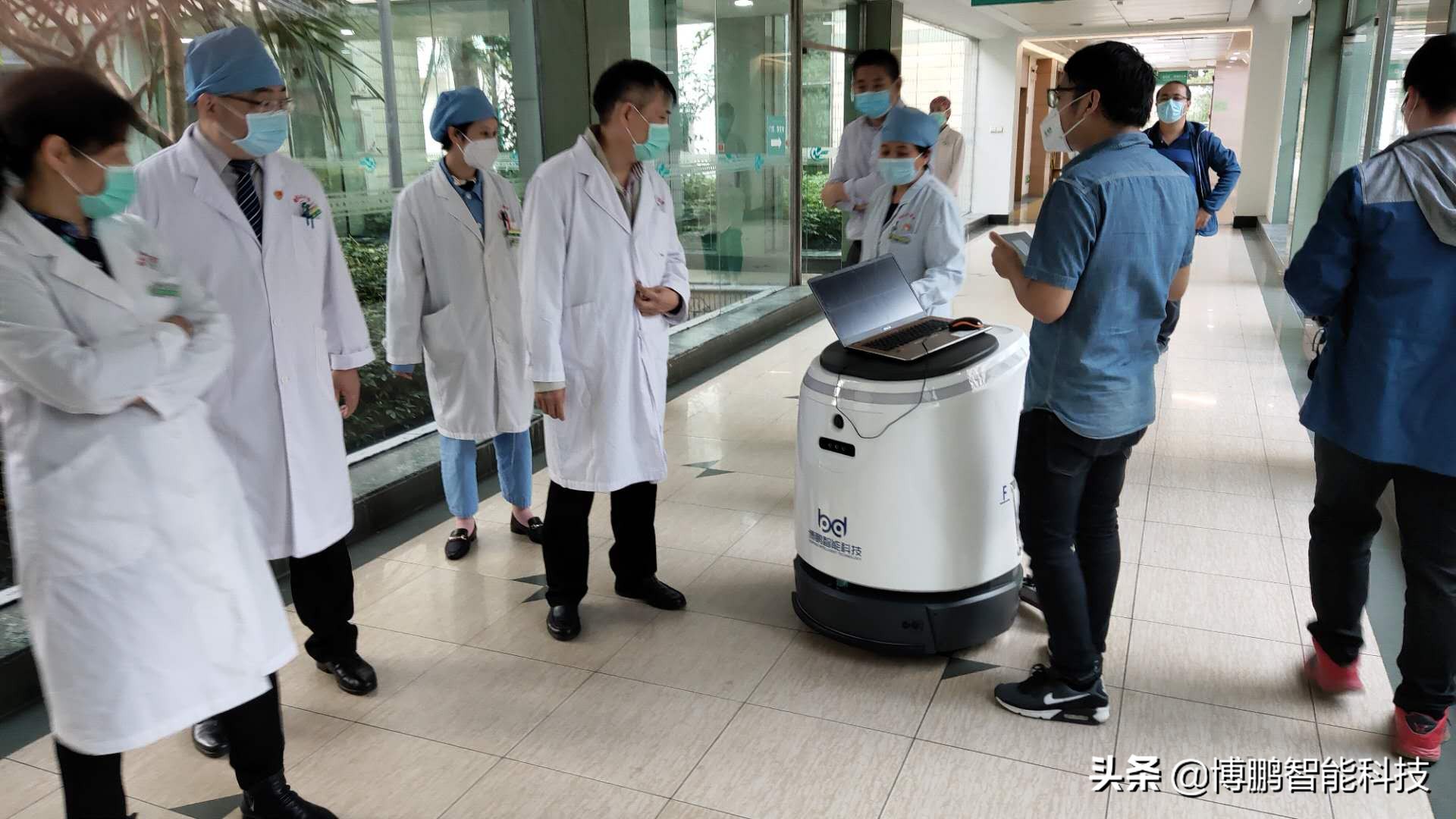 萌小白机器人,博鹏无人机扫地机