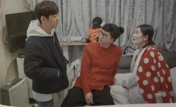 谢娜产后首次与张杰秀恩爱的视频,谢娜生了双胞胎张杰哭了