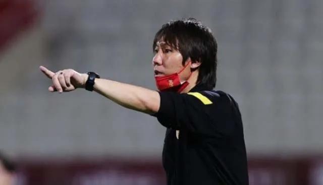 艾克森砸守门员,艾克森撞倒沙特门将