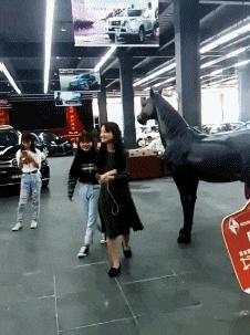 搞笑GIF趣图：是谁？把我的足球换成实心的了？疼啊