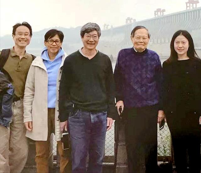 翁帆与杨振宁结婚原因,翁帆与杨振宁子女合照