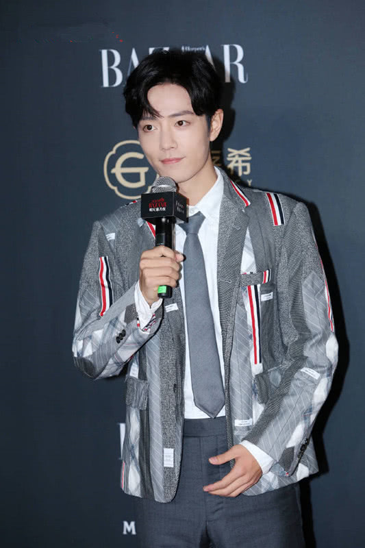 肖战最新条纹西装造型,肖战2019芭莎慈善夜晚会后台回眸