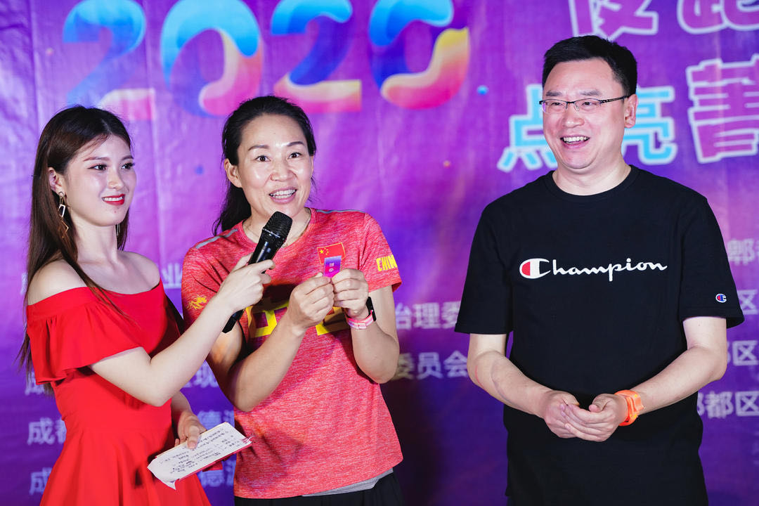 荧光夜跑点亮上海夜生活,炫彩霓虹荧光夜跑点亮五棵松