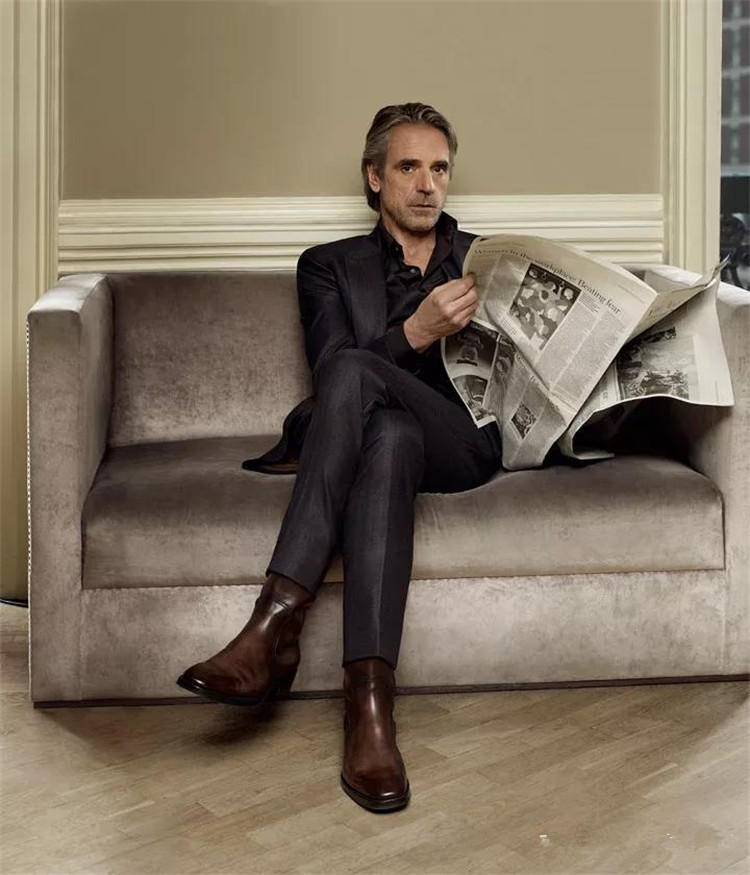 裤脚需要塞进靴子吗,裤脚塞到靴子还是卷起来