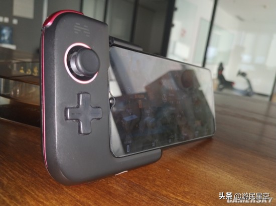 这款手柄外设能助你在《和平精英》中场场“吃鸡”