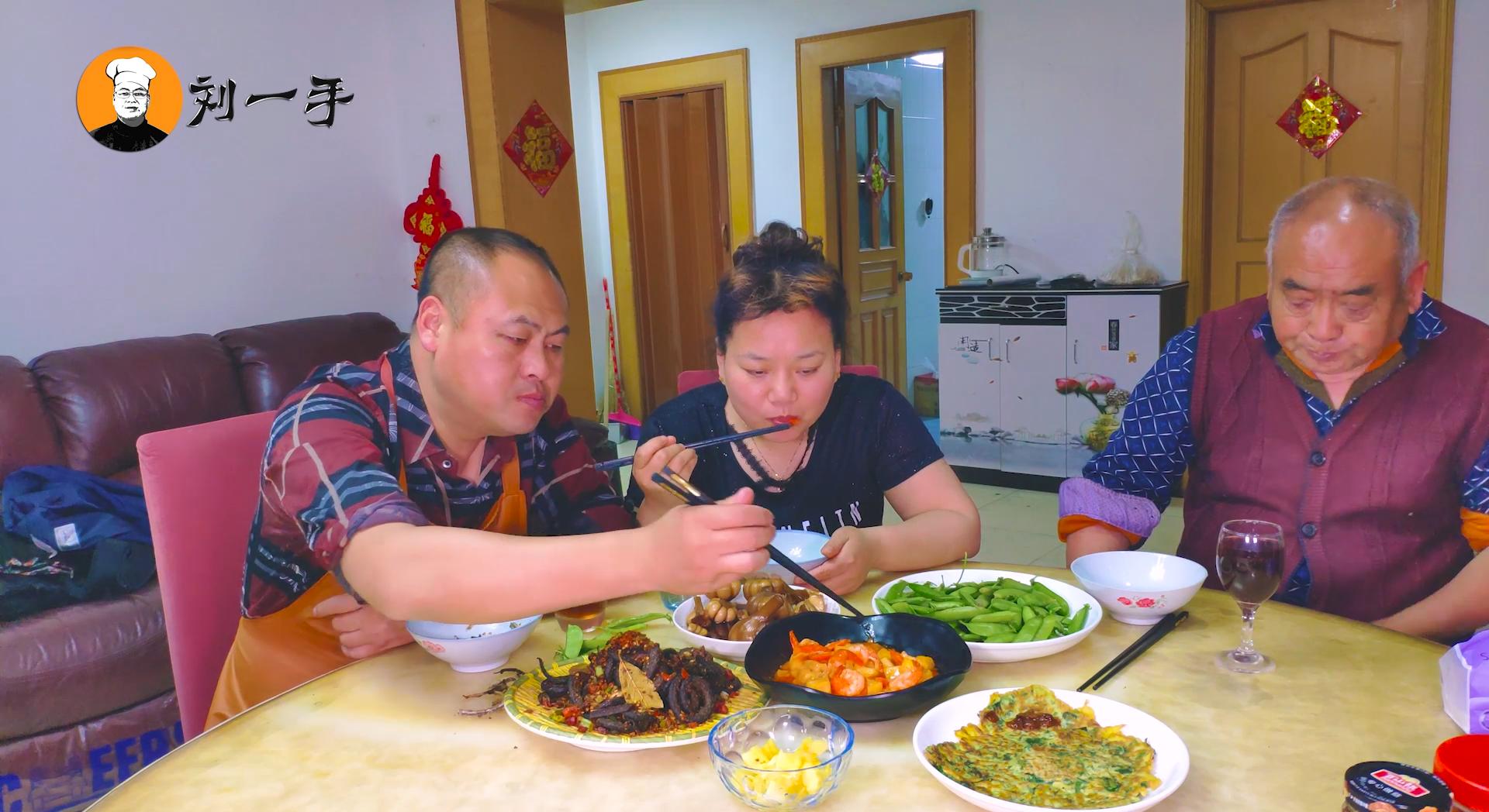 怎么把菠萝做成很好吃的,菠萝怎么给孩子做着好吃