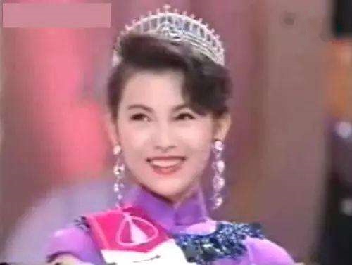 蔡少芬张晋全家福上热搜，三胎儿子“唐装”出镜，年味儿十足