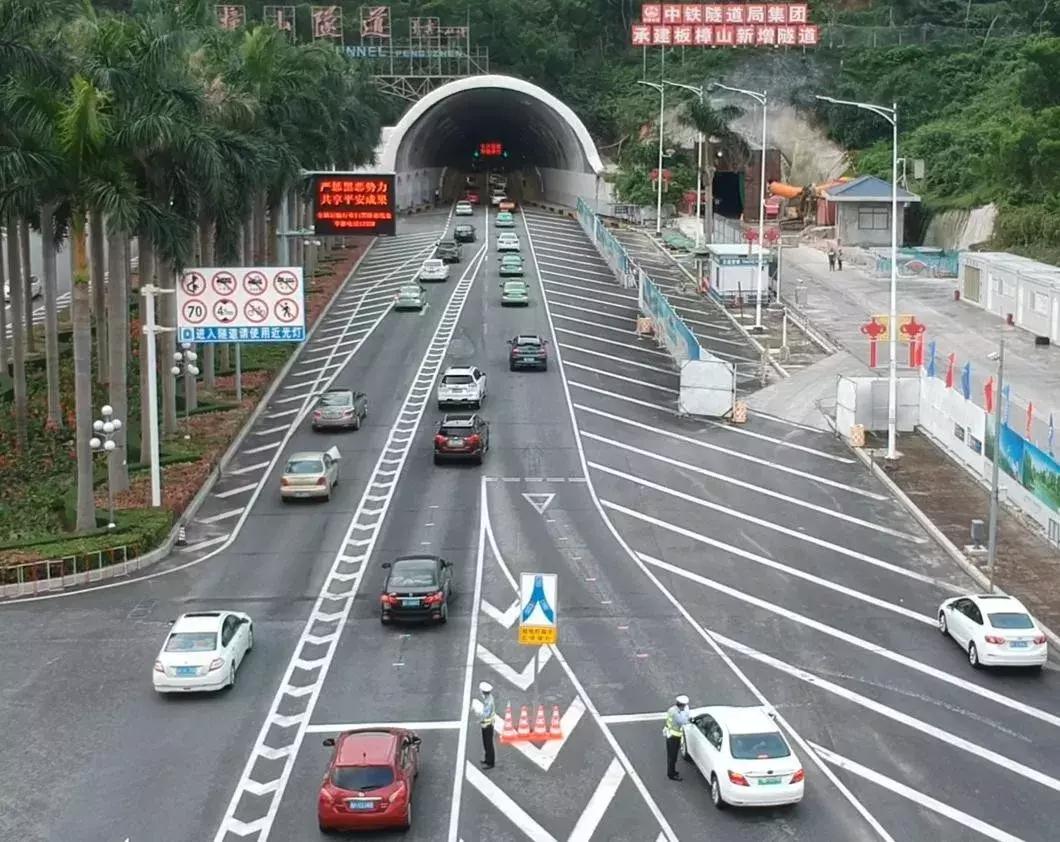珠海板樟山慢行隧道,珠海板樟山隧道千米红色长廊入口
