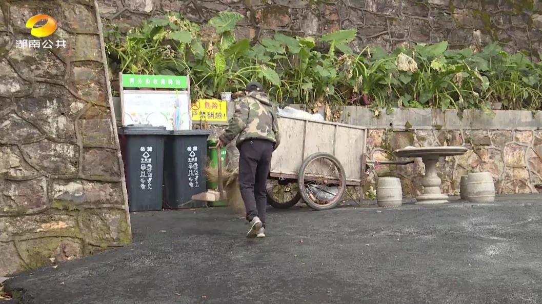 帮点赞！垃圾桶惊现万元钞票，分拣员：捡钱不交不光荣