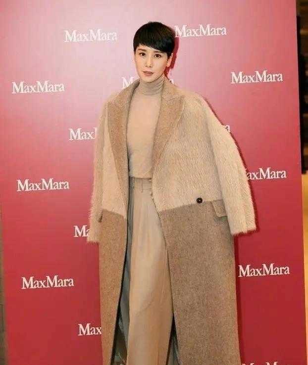 杨钰莹身穿黑色小西装打底晒美照,杨钰莹的这身穿搭就很有设计感