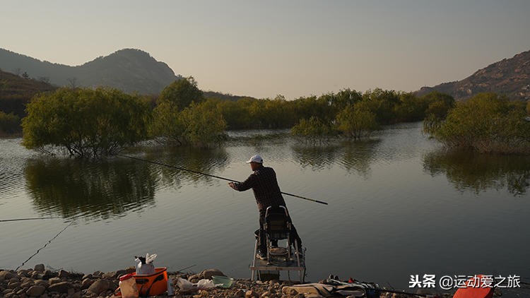 野钓鲫鱼双钩在水下的最佳状态,钓鲫鱼双钩在水底什么状态最好