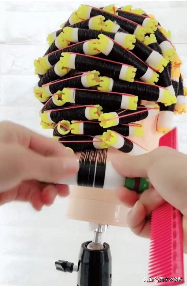 烫发教程软化程度怎么样,如何掌握烫发软化的程度