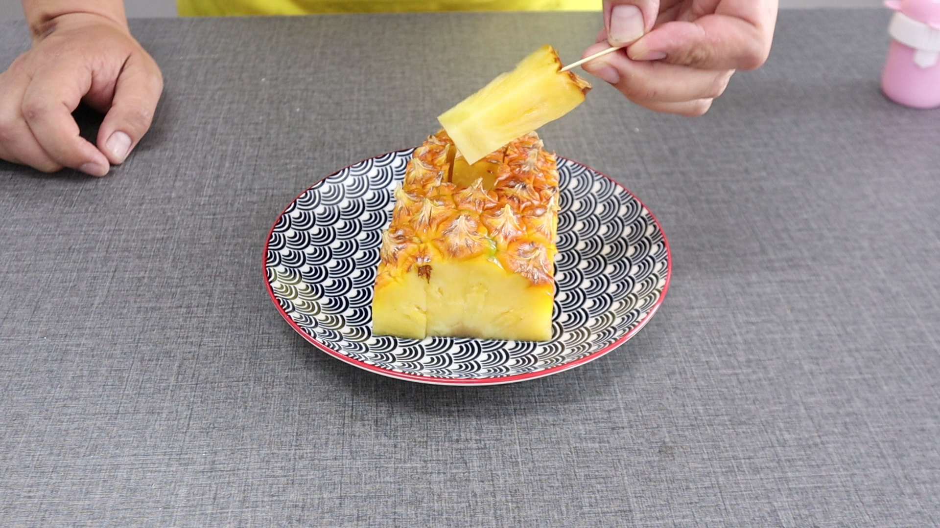 手把手教你切菠萝视频,切菠萝的神仙做法