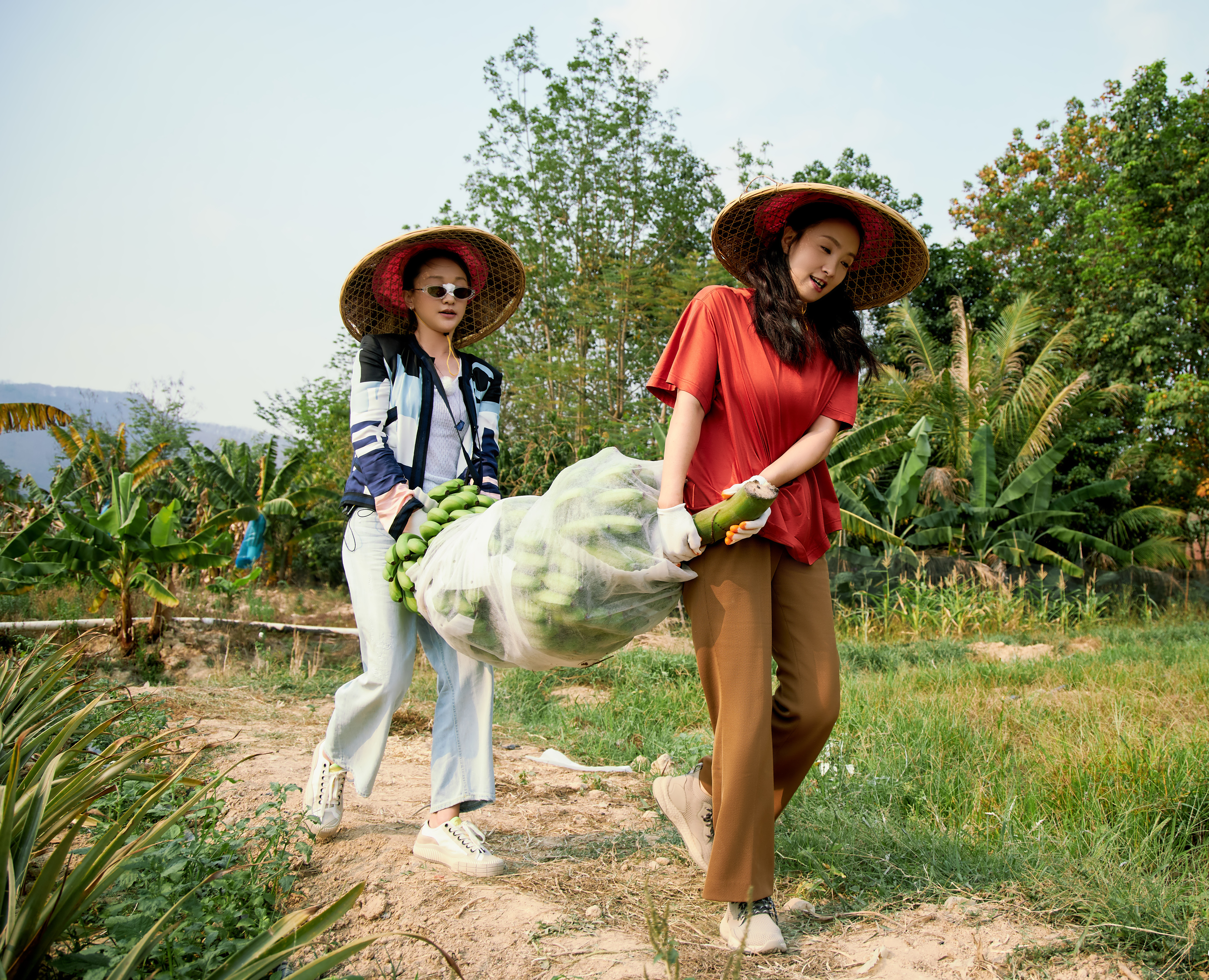 陶虹录节目，红色宽松上衣配驼色阔腿裤，时而像贵妇，时而像农妇