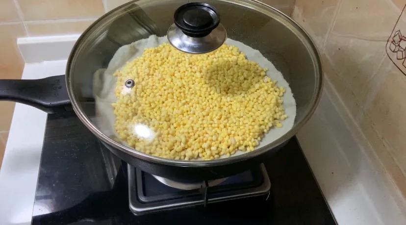 夏日解暑的绿豆凉糕非常香甜软糯,绿豆糕怎么做细腻不开裂