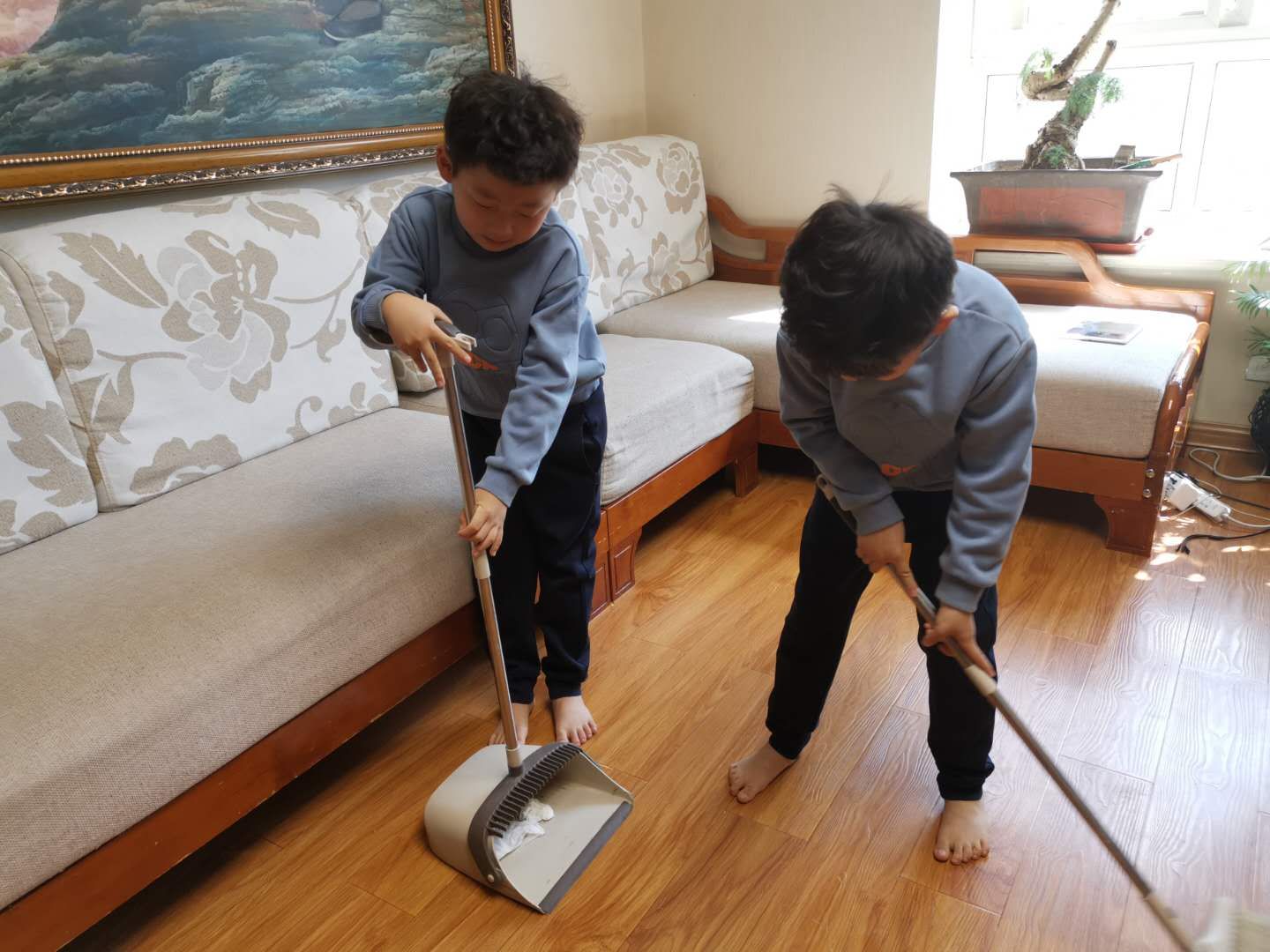 自律自强从小做起——记朝凤路小学一年级学生李嘉睿李泽睿