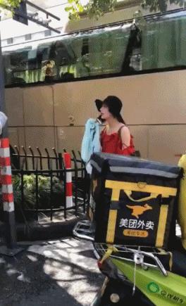 穿恨天高坐地铁的社死现场，两位男士都不忍看这次“崴脚表演”