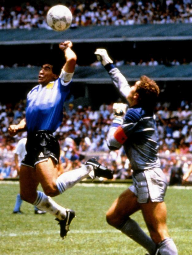 马拉多纳球王陨落,马拉多纳上帝碰皮球