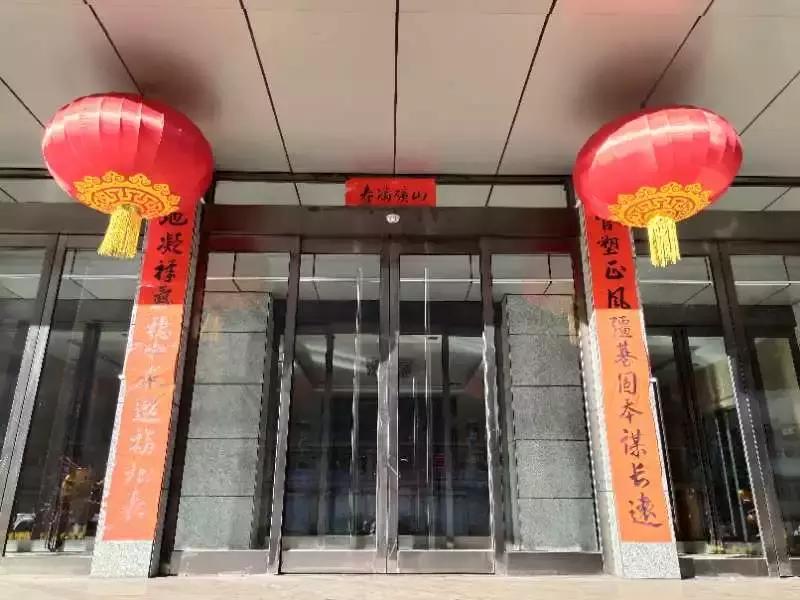 一年一度迎春节送春联活动,年越来越近又到写春联的日子