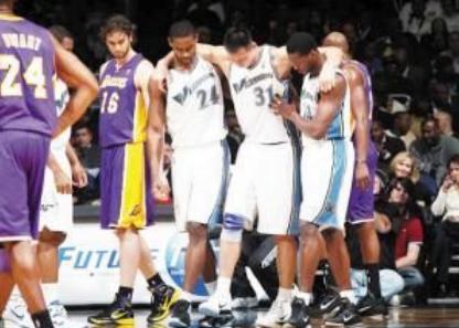 打篮球崴脚了怎么处理,打篮球崴脚脱鞋捏脚