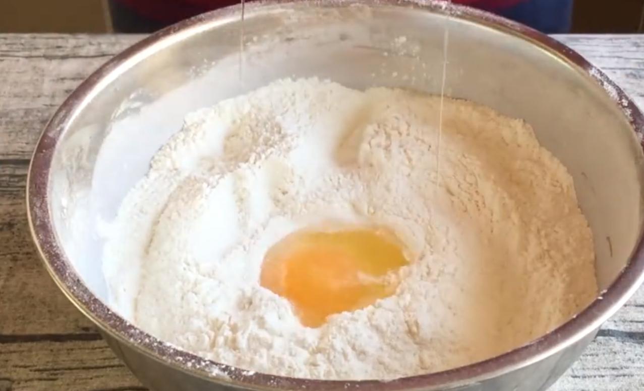 大厨教你一个简单的炸油条方法,油条师傅炸油条经验配方