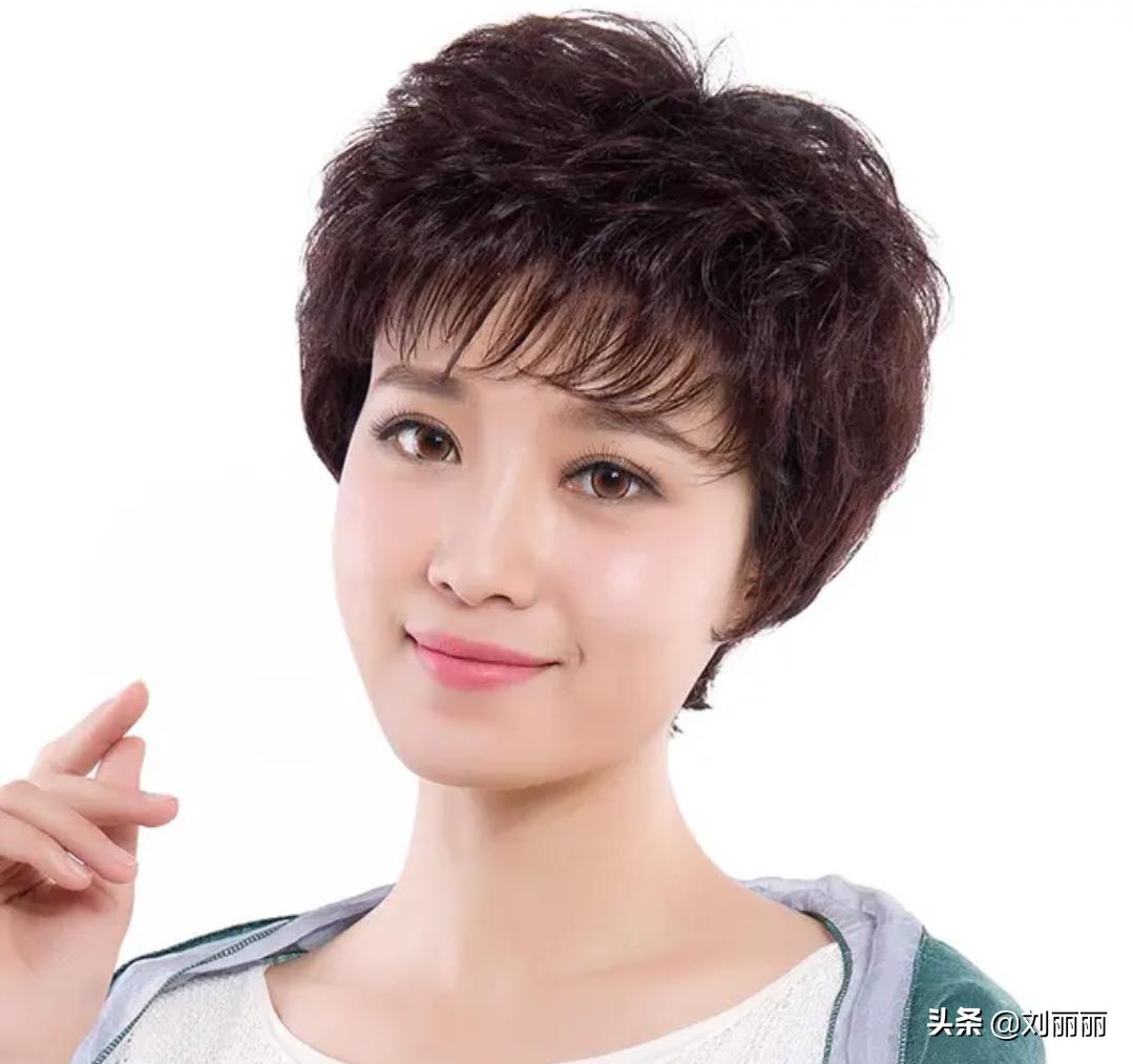 70岁白发阿姨换款发型堪比整容,70岁白发阿姨换款发型